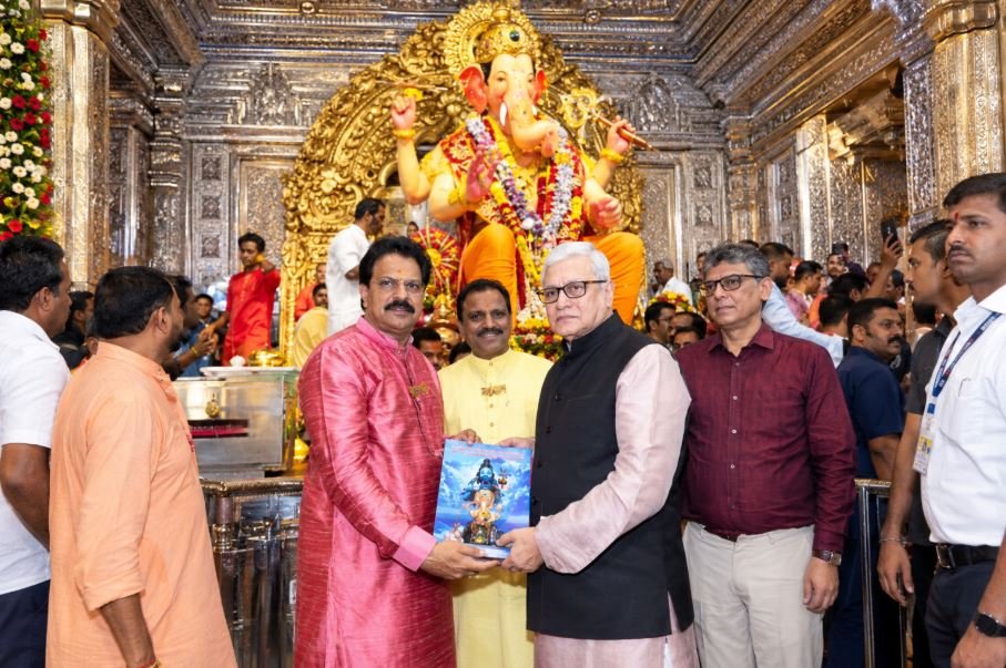 Maharashtra Governor Jishnu Dev Varma Visits Lalbaugcha Raja Amid Heavy Ganeshotsav Crowd